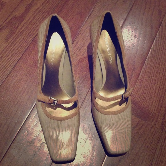 Jones New York size 7.5 pumps
