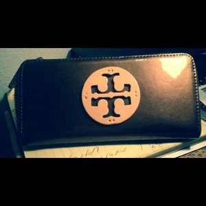 Tory burch wallet !