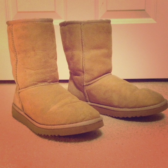 UGG SHORT TAN BOOTS (RESERVE)