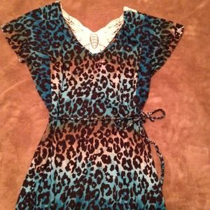 Colorful print top w/ knitted back embellishment