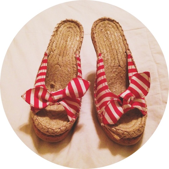 Red and white striped bow wedges
