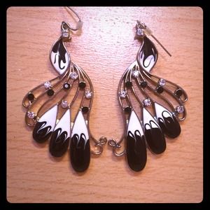 ✨B/W contrast dangling earrings
