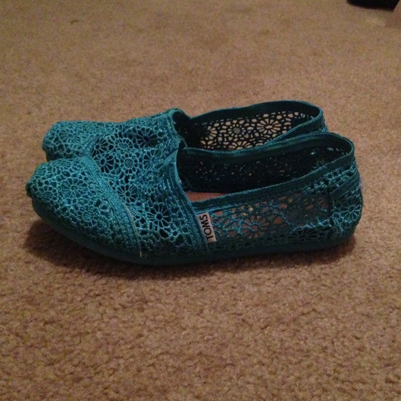 TOMS Shoes - Turquoise Crochet Toms size 5