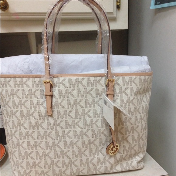 ⛔️SOLD LOCALLY 🚫Authentic Michael Kors vanilla to