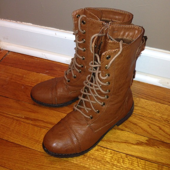 REDUCED ⬇️⬇️ Mid-Calf Laced Boots