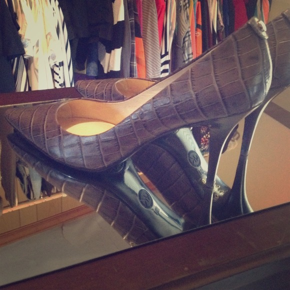 Michael Kors Grey Croc leather pumps