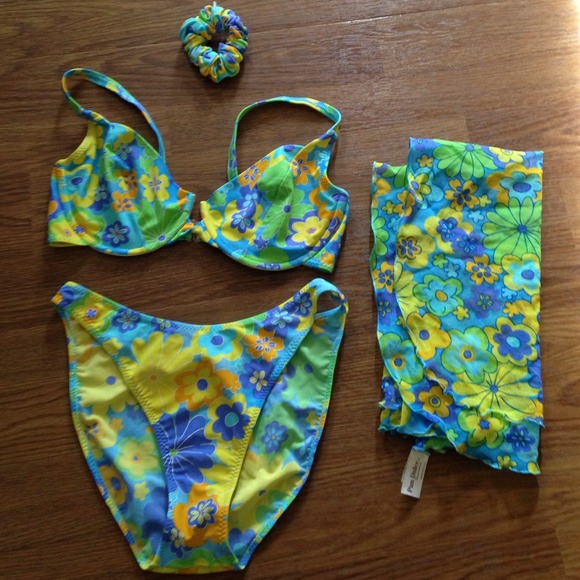 Pan Dulce 4 piece floral swimsuit set