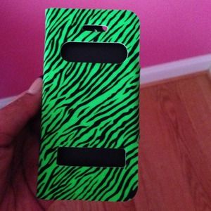 Brand NEW. Magnet closing wallet case 💚 iphone 5