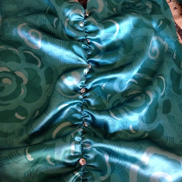 SOLD IN BUNDLE! REDUCED! GUESS HALTER TOP SZ LARGE - Picture 2 of 4