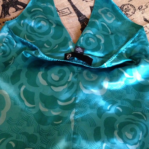 SOLD IN BUNDLE! REDUCED! GUESS HALTER TOP SZ LARGE - Picture 3 of 4