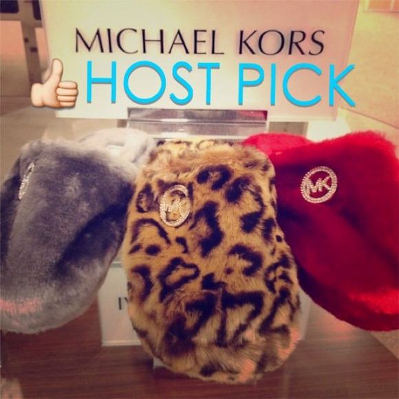 ❌SOLD❌ 🎉HP🎉 Authentic Michael Kors Fur Slippers