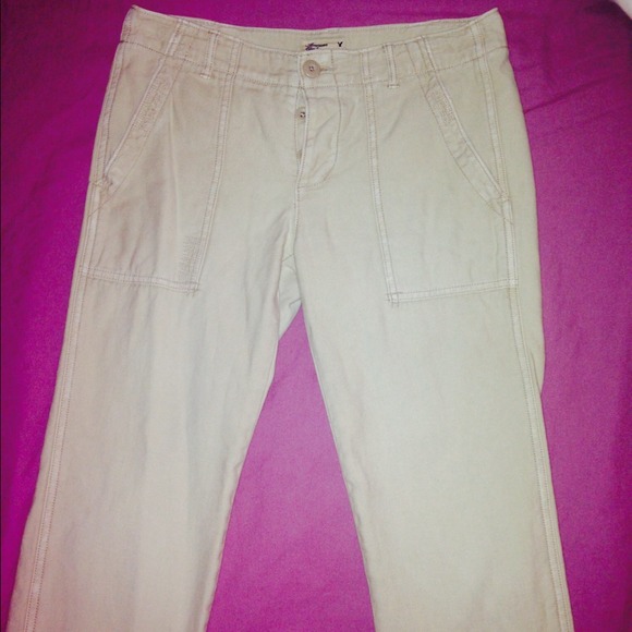American Eagle Tri-Button Tan Capri Pants