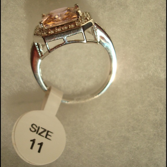 ❌SOLD❌ Cocktail ring - Picture 2 of 4