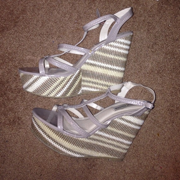 ***SOLD****Adorable Steve Madden wedges!