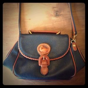 Vintage Dooney and Bourke crossbody 😍