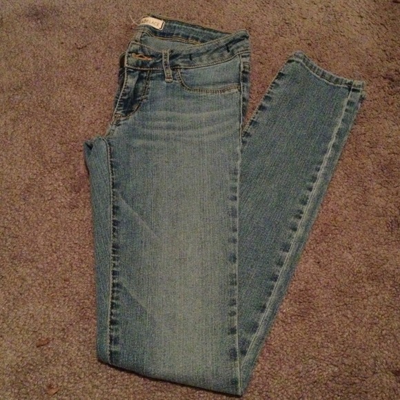 Bullhead light wash skinny jeans PAC sun