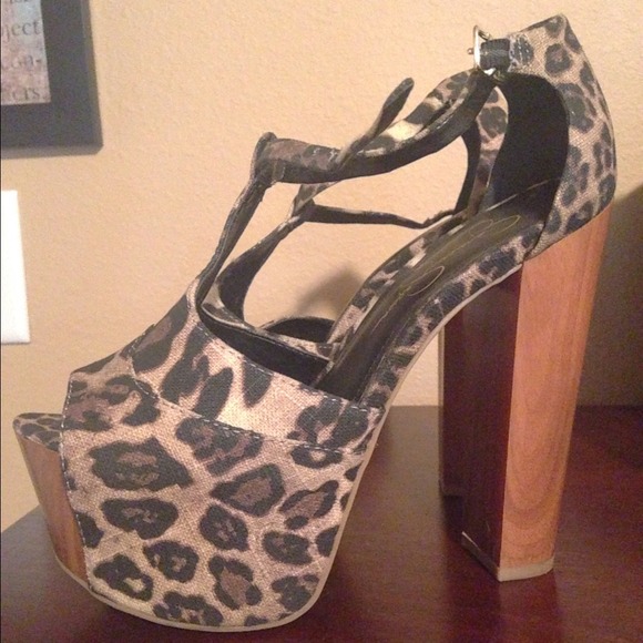 Jessica Simpson leapord heels