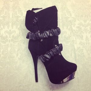 🎉🎊HOST PICK🎊🎉 Sexy black & silver boots