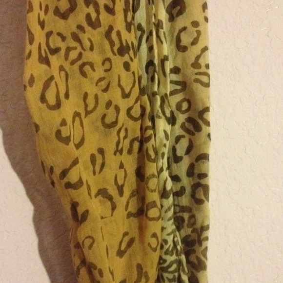Cheetah Print Scarf - Picture 2 of 2