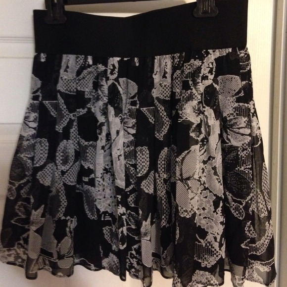 Express Woven Skirt