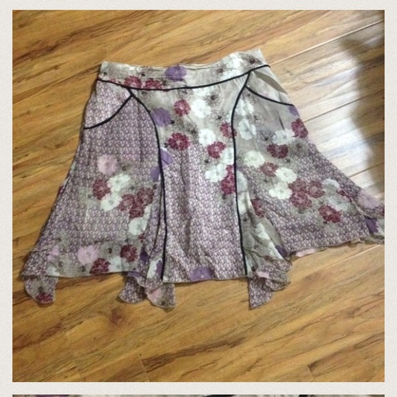 🚫Sold🚫Bebe ❤️asymestrical floral skirt