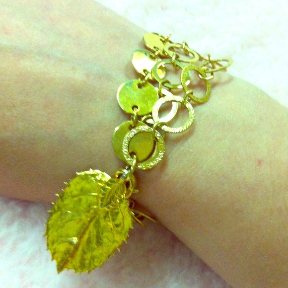 Gold 3 chain bracelet w leaf - Picture 1 of 1