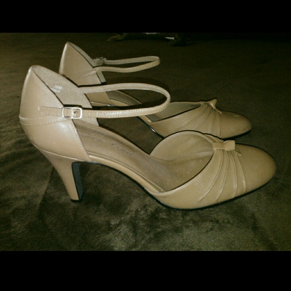 Tan heels - Picture 1 of 2