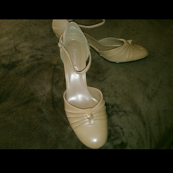 Tan heels - Picture 2 of 2