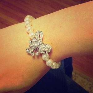 Pearl + bow stretch bracelet