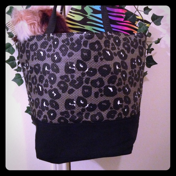 Large tote bag with leopard like fashionable print