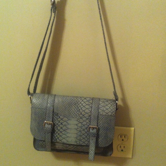 Adorable gray faux python crossbody bag ✨Reduced✨