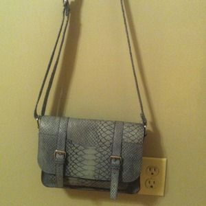 Adorable gray faux python crossbody bag ✨Reduced✨