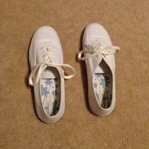 White City Sneaks Canvas Shoes with White Laces