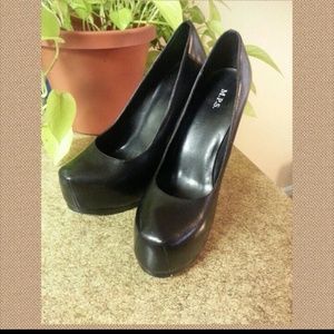 Black sexy pump w/ hidden platform