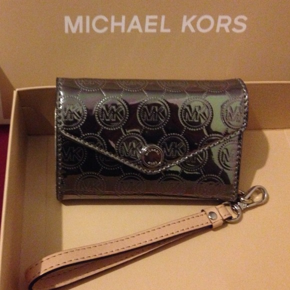 💢Reduced💢 💯 Michael Kors iPhone Silver Wristlet