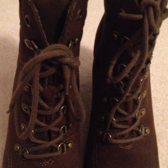 Brown high heel boots - Picture 3 of 3