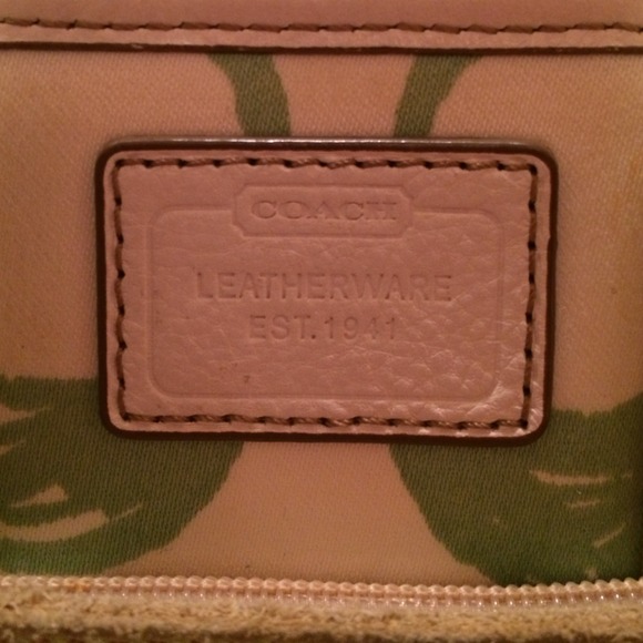 Authentic COACH Signature Hampton Scribble Tote - Picture 2 of 4