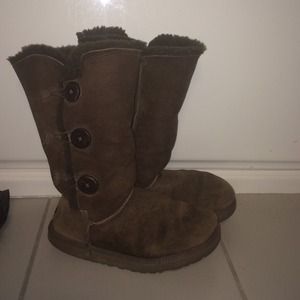 ❌❌SOLD❌❌💯Authentic UGG Bailey Triple Buttons