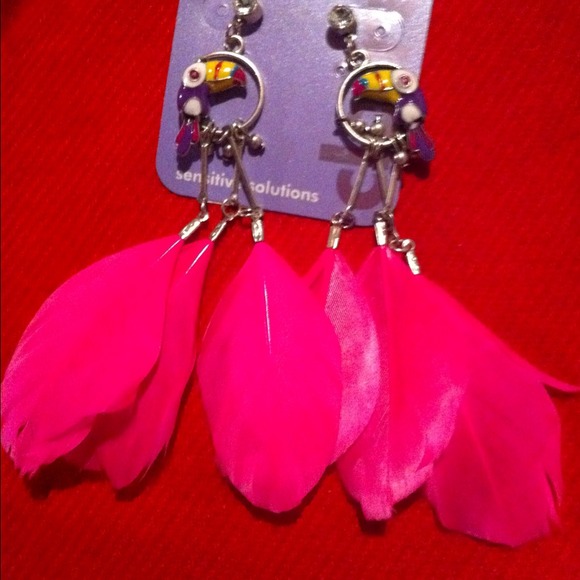 {{REDUCED}} Feather earrings/hot pink