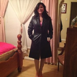 Long Leather coat. Size M. 2 pockets and 3 buttons