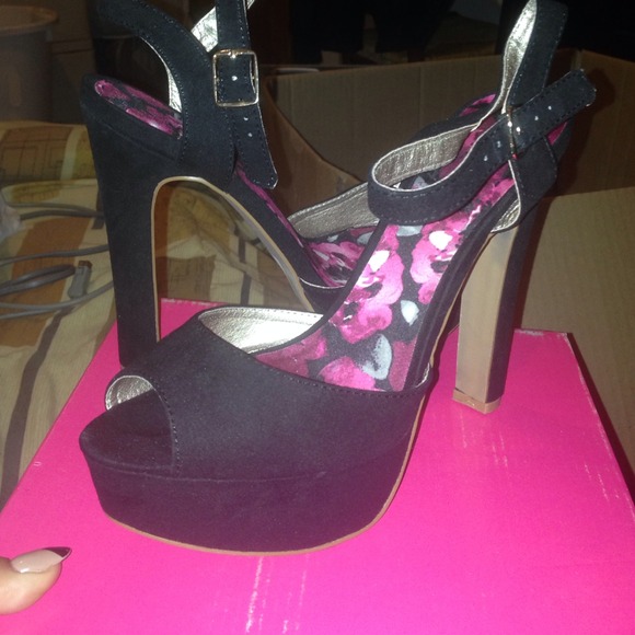 Cute heels.used only once - Picture 1 of 2