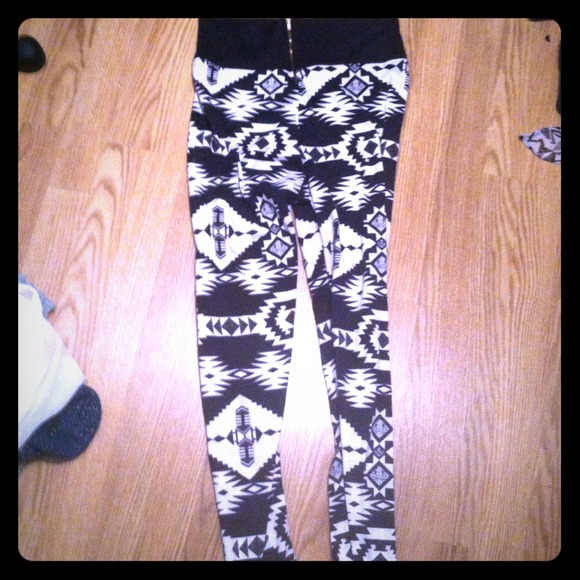 wet seal Pants - Black and white Aztec leggings!