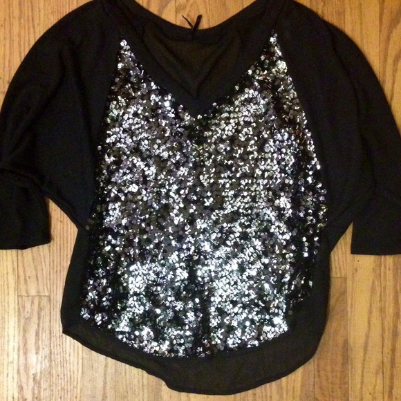 🌙Black Oversized Sequin V-Neck High Low Top! - Picture 2 of 3