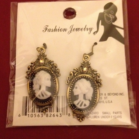 FREE WITH $25 PURCHASE! Skull girl earrings