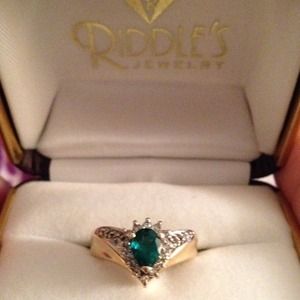 Emerald/diamonds 14kt gold ring