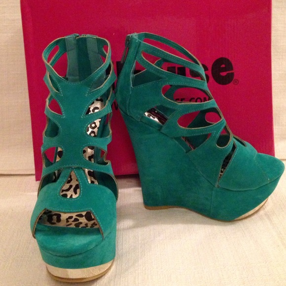 Final Sale!! Dollhouse Emerald dynamite❤️ - Picture 3 of 4