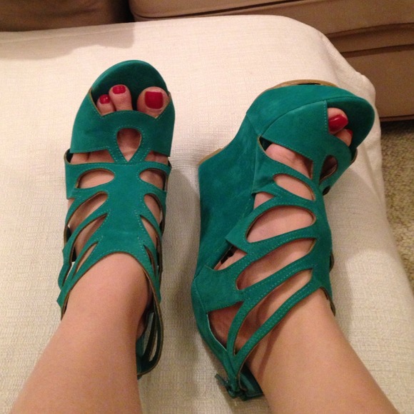 Final Sale!! Dollhouse Emerald dynamite❤️ - Picture 4 of 4