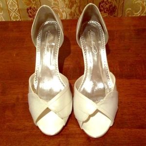 ELEGANT IVORY SATIN HEELS
