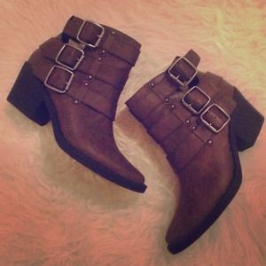 🌻RESERVED🌻 Ankle boots & 10 Essie