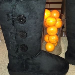 Ugg inspired blacked bailey button size 7 boots
